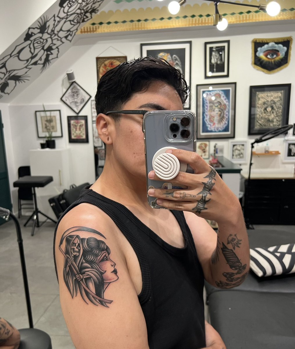 gggladd's tweet photo. outline vs. shading 🖤 https://t.co/00pDIicEPt