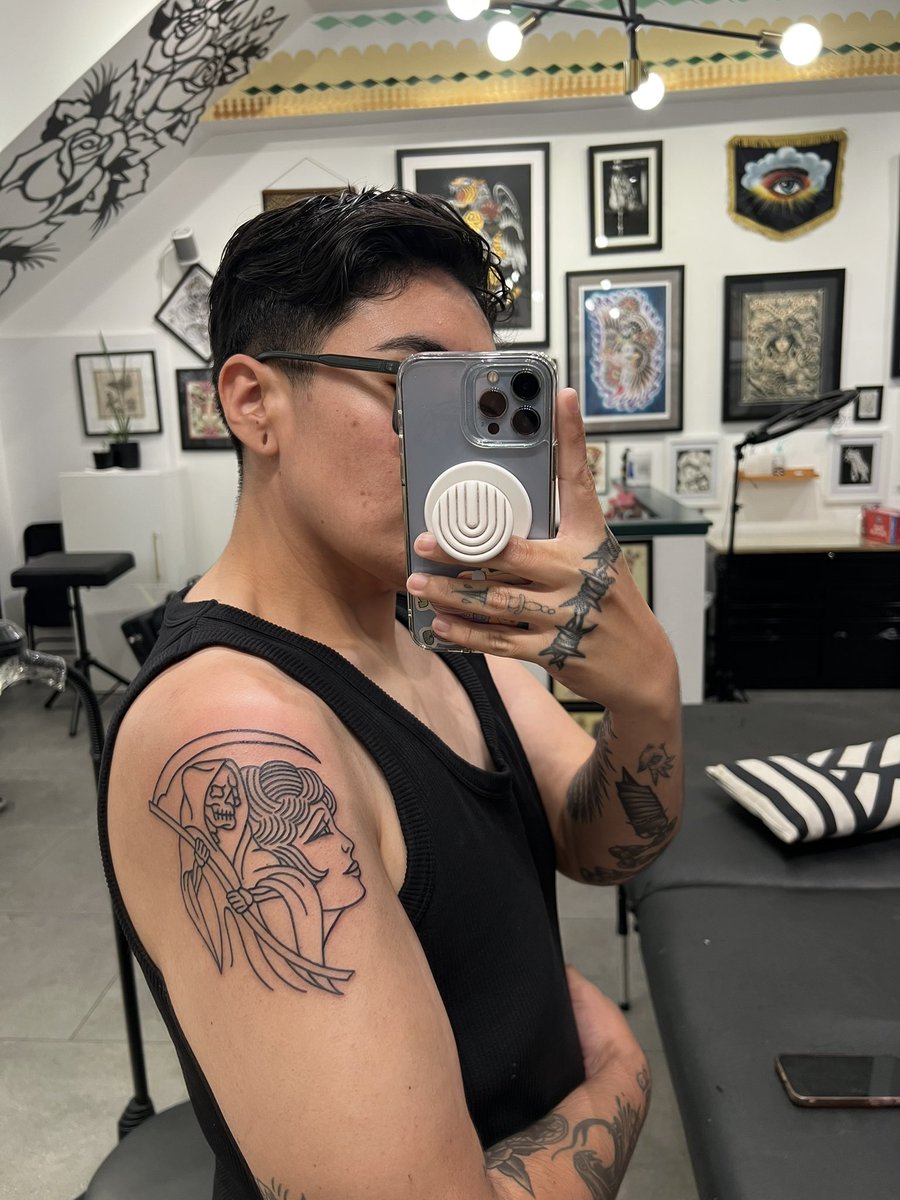 gggladd's tweet photo. outline vs. shading 🖤 https://t.co/00pDIicEPt