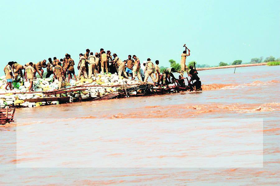 _Iam_Sahil's tweet image. Under the guidance of Saint Dr. MSG Insan 🙏, Shah Satnam Ji Green S Welfare Committee💚 shines in #DisasterManagement 🌪️🌊🔥. During floods, when fire breaks out anywhere , or in earthquakes 🌏, volunteers rush to rescue, offer relief, and spread hope✨ with unmatched courage🤝