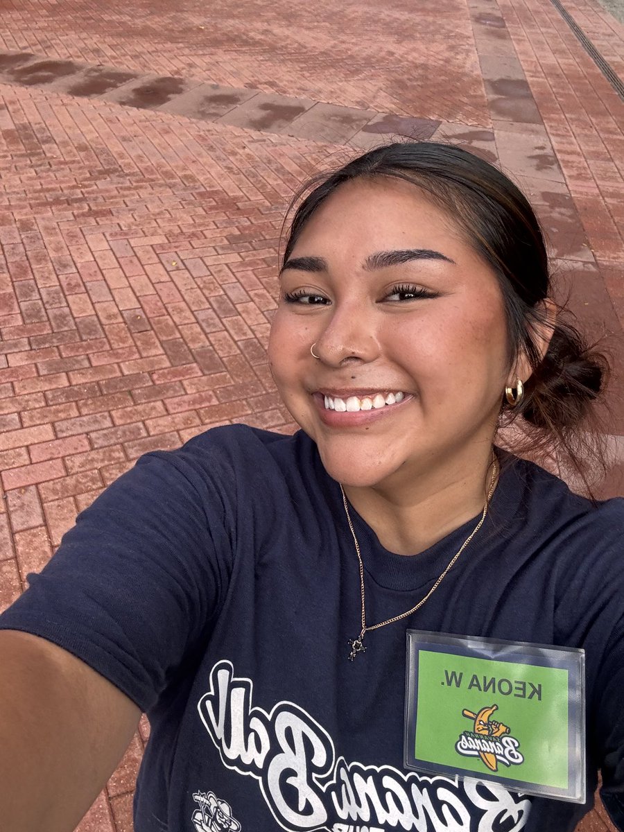 ⁦<a href="/ORUSportMgmt/">ORUSportManagement</a>⁩ major, Keona, working the ⁦<a href="/TheSavBananas/">Savannah Bananas</a>⁩ games #GoldenStandard