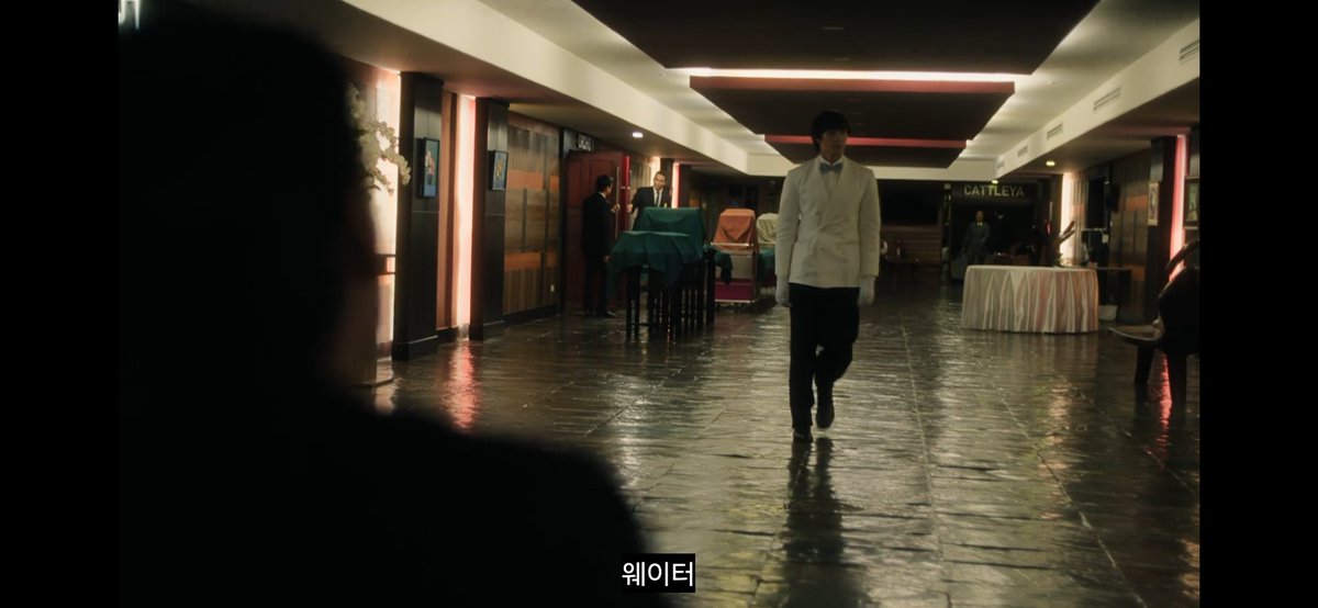 [드라마 샤인 촬영지 정보] 

1. 앰버서더 호텔 방콕 

1화 중 아포가 웨이터에게 구두 닦아달라고 하는 장소 | 탄와와 트린이 함께 한 수영장 장면 속 그곳 

maps.app.goo.gl/FVEMRbVnYkEnYe…

#ShineTheSeries #MilePhakphum 
#ApoNattawin