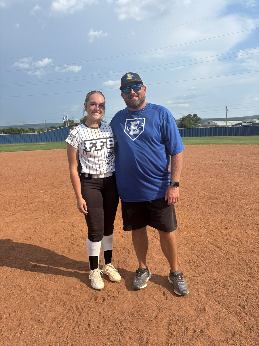 AshlynBade64's tweet photo. Thank you @EOSC_Softball for a great afternoon at camp! I loved getting to spend some time with the coaches and players! @CoachAnthony31 @CoachKendraW https://t.co/v1ks6o34AI