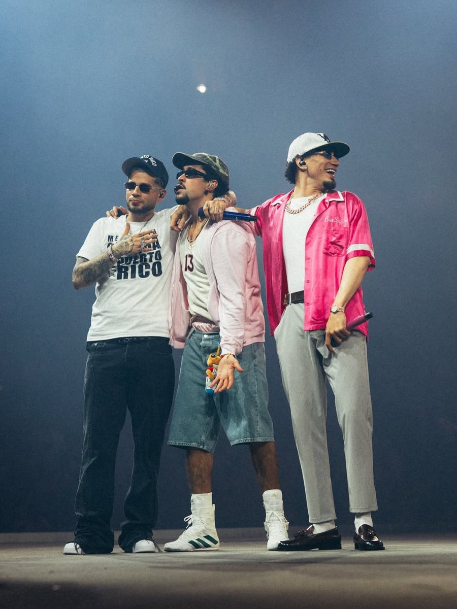 benitonewsmx's tweet photo. Bad Bunny x Omar Courtz x DeiV 📸🔥 https://t.co/ecOBEqwkYB
