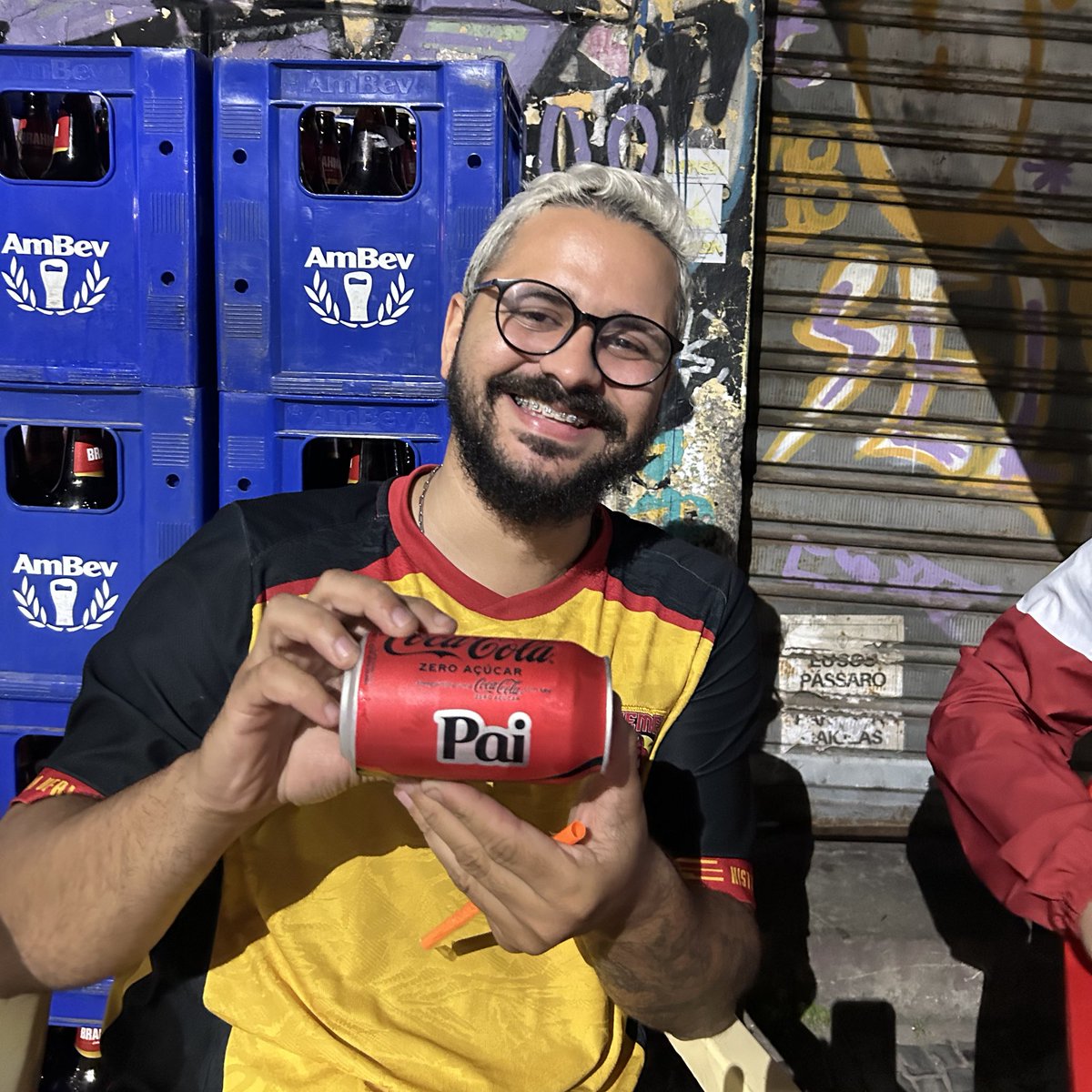 gemel_ufrj's tweet photo. feliz dia pro nosso ex-presida e agora literalmente dinopai JOÃO DIAS! ❤️💛

que o baby dino venha com muita saúde pra jogar o humaníadas junior nas modalidades do sub-1 (vamos propor a rinha de bebes na proxima diretoria da liga, mas talvez nao curtam)! https://t.co/sIincTvIdo