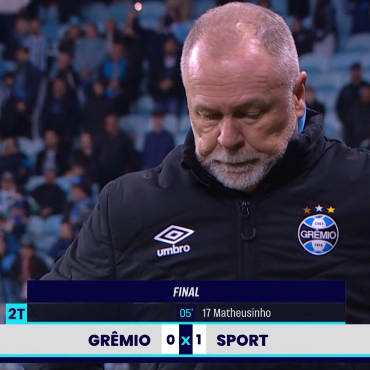 oficialmanualjr's tweet photo. Após 141 dias, o SPORT VENCEU uma partida! 

O adversário? ELE MESMO, o GRÊMIO! 😅

Jogador entrando com os pais e muita vaia no final do jogo, é o IMORTAL! https://t.co/v63TwKOSlg