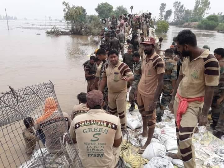 VishalI13305110's tweet image. It needs our collective efforts  protect ourselves from Natural Disasters

No doubt the exemplary efforts of DSS volunteers are worth salute

The #DisasterManagement of Shah Satnam Ji Green S Welfare Committee made by Saint Dr MSG Insan helps the disaster victims their own lives