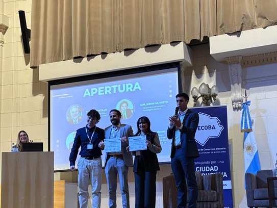 periodismobsas's tweet photo. Se entregaron los premios Ciudad Productiva Joven 2025 https://t.co/RYE9pzPjwr a través de @OpinaBa #pymes #pyme #ciudadproductivajoven #jovenes #juventud #pyme #fecoba #produccion #ventas #innovacion #tech #tecnologia #industria https://t.co/D3pGg5rCDH