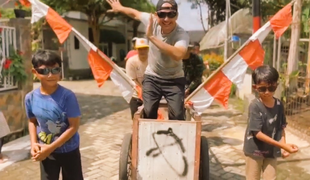 Sesederhana itu kebahagiaan rakyat.
Ya, kalau ditarik ke first principle thinking, sebetulnya untuk apa lomba-lomba Agustusan?
Jawaban dasarnya: untuk merayakan kemerdekaan dengan cara yang bisa dinikmati siapa saja, tanpa memandang isi dompet atau status sosial.

Tiap tahun,