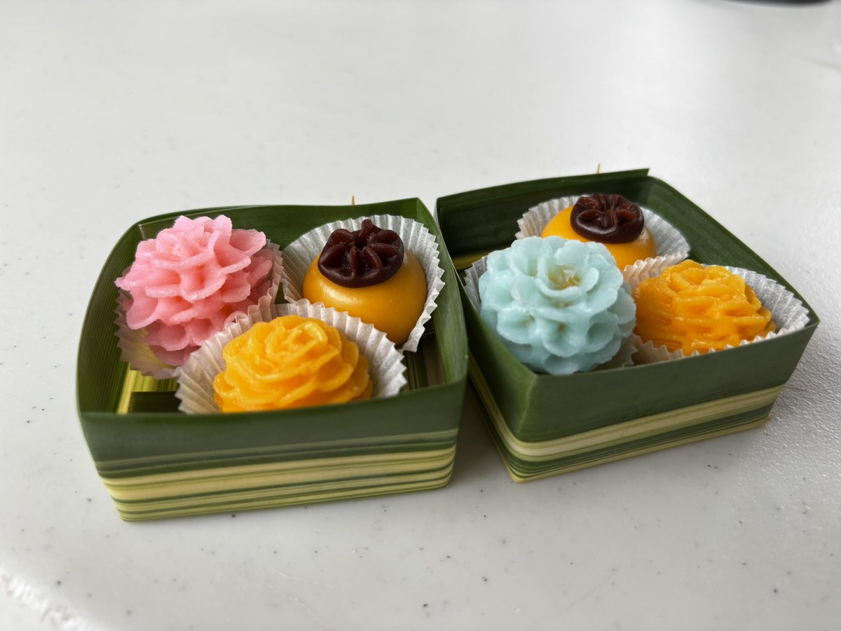 thaiwork's tweet photo. チャオプラヤー川を渡ってバンケーの運河沿いに素敵なところを発見。タイのお菓子作りや染め物などが体験できて、料金が良心的。2枚目のお菓子作りは1人99バーツ。近所のお年寄りが教えてくれて、敷地内でいい感じで店の人たちがカラオケしてるし、みんな自由な感じでかなり癒された。 https://t.co/AFGxh7YLD4
