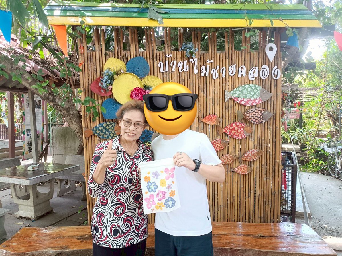 thaiwork's tweet photo. チャオプラヤー川を渡ってバンケーの運河沿いに素敵なところを発見。タイのお菓子作りや染め物などが体験できて、料金が良心的。2枚目のお菓子作りは1人99バーツ。近所のお年寄りが教えてくれて、敷地内でいい感じで店の人たちがカラオケしてるし、みんな自由な感じでかなり癒された。 https://t.co/AFGxh7YLD4