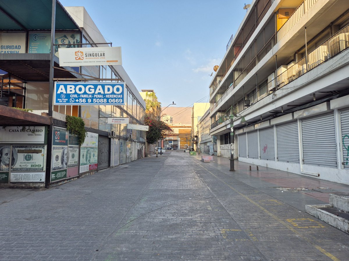 canessa's tweet photo. Le pregunté a la IA cómo se vería el pasaje #Alessandri sin toldos azules, sin cables y con el tránsito vehicular parcialmente restablecido (1 pista). ¿Qué opinan? #Iquique https://t.co/WtlOxbwoHV