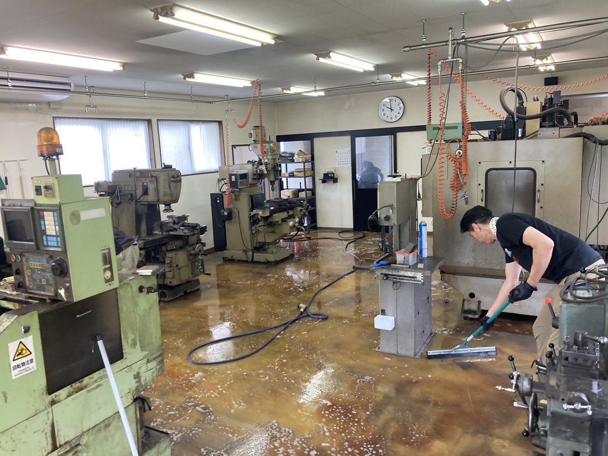 バイク仲間が手伝いに来てくれて、一気に床掃除！