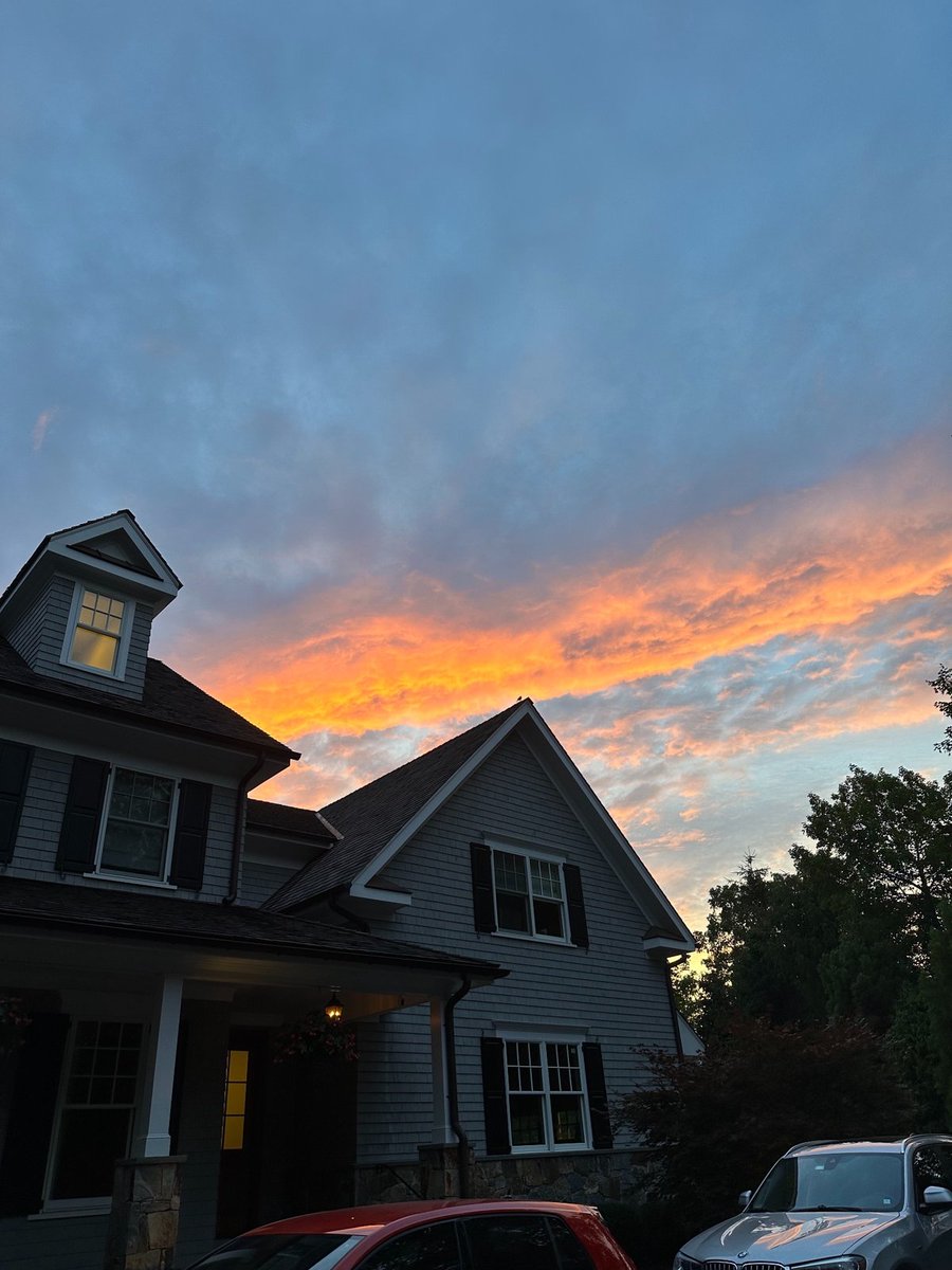 Beautiful sky right now outside our house. 🧡