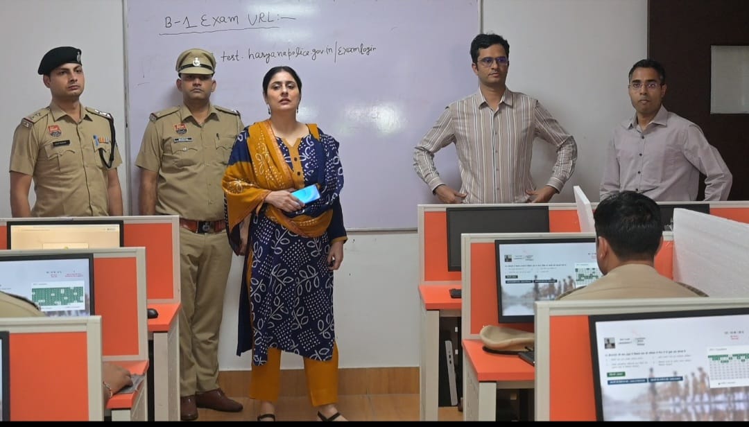 चेयरपर्सन आईजीपी साउथ रेंज रेवाड़ी श्रीमती नाजनीन भसीन, आईपीएस की अध्यक्षता में आयोजित हुई बी-1 परीक्षा।

सिपाही से मुख्य सिपाही के पद पर पदोन्नत होने के लिए साउथ रेंज रेवाड़ी के 531 जवानों ने दी बी-1 परीक्षा, 218 जवान परीक्षा में हुए उत्तीर्ण।

जिला रेवाडी, पलवल, नूंह व