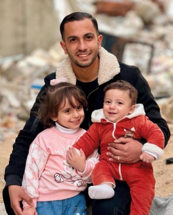 يا للرجال دماء المسلمين غدتْ
هدرًا كما عبثت بالماء صبيان
#أنس_الشريف