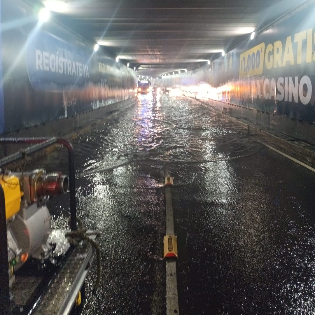 Bomberos_CDMX's tweet photo. Laboramos en el desalojo de agua pluvial en aproximadamente 200 m, en Av Chapultepec, colonia Juárez, en @AlcCuauhtemocMx
@JefeVulcanoCova 
#Tlaloque2025 https://t.co/R8xOBiiUgm