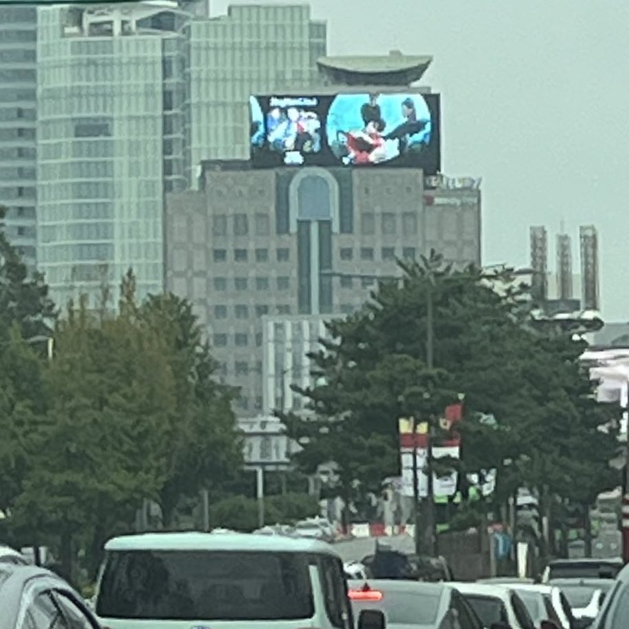 one of xnghan’s fans 잠실에서 삼성역 방향으로 이동할 때 전광판에서 Waste No Time 뮤비 나오는 거 보셨다고 사진 찍어 보내주심 ㅋㅋㅋㅋ