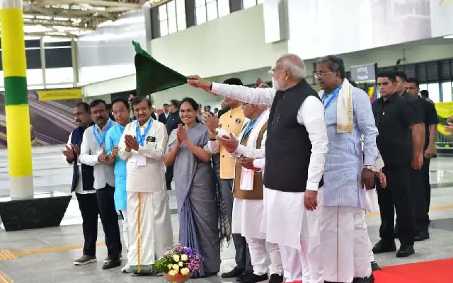 Newskarnataka's tweet image. Metro Milestone: PM Modi Opens Bengaluru’s Yellow Line

#BengaluruMetro #YellowLineLaunch #PMModi #VandeBharat

newskarnataka.com/s/9c88df