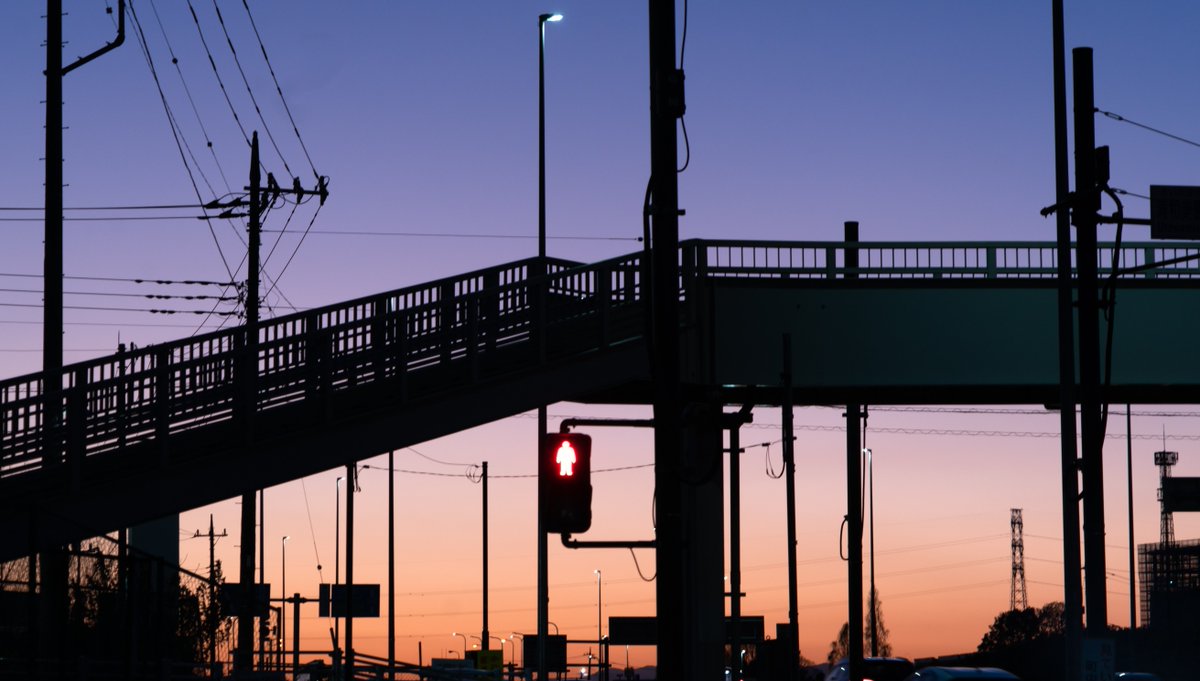 アニメ背景のような日常のシルエット