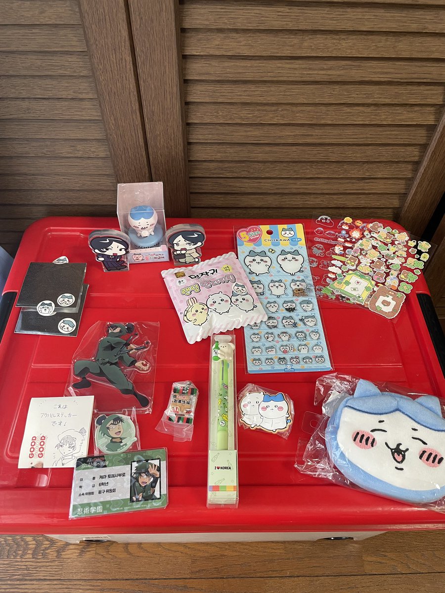 日本旅行中の韓国のフォロワーさんから色々と届いた🥳🥳
美味しそうなお菓子がたくさん……🤤こーゆーしょっぱい系のお菓子大好きなんです🥰🥰
グッズもいっぱい貰っちゃった！