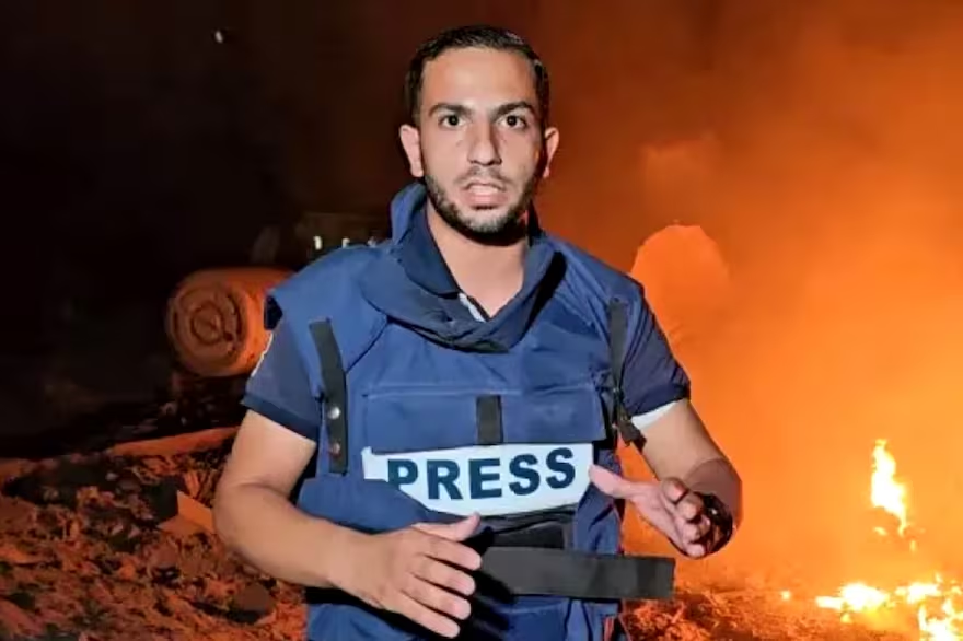 PiensaPrensa's tweet photo. Gaza: las voces que no volverán

Hoy, Gaza amaneció más silenciosa. No porque las bombas hayan cesado, sino porque cinco voces fueron arrancadas para siempre.  Asesinados en un bombardeo israelí que alcanzó la tienda donde dormían, cerca del hospital Al-Shifa. No estaban armados. Su único escudo era la verdad que intentaban contar y mostrar.

Anas al-Sharif tenía apenas 28 años y ya se había convertido en uno de los periodistas más reconocidos de Gaza. Sus transmisiones mostraban el horror que otros preferían ignorar. Poco antes de morir, escribió: “Viví el dolor en todos sus detalles… y nunca vacilé en transmitir la verdad como es”. Esa determinación lo acompañó hasta su último aliento.

Desde octubre de 2023, más de 200 periodistas han muerto en Gaza. Cada nombre que sumamos a esa lista es una mirada menos sobre la realidad, una historia que no será contada, una denuncia que no se escuchará. Cuando matan a un periodista, no muere solo una persona: se apaga una parte de la memoria colectiva.

En Gaza, ser periodista es vivir con la certeza de que cada día puede ser el último. Y aun así, siguen. No porque quieran ser mártires, sino porque entienden que si ellos callan, el mundo nunca sabrá.