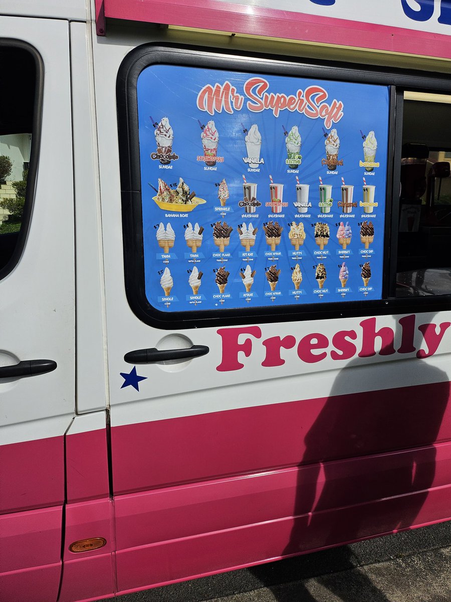 아이스크림 트럭소리나서 헐레벌떡 뛰어나감