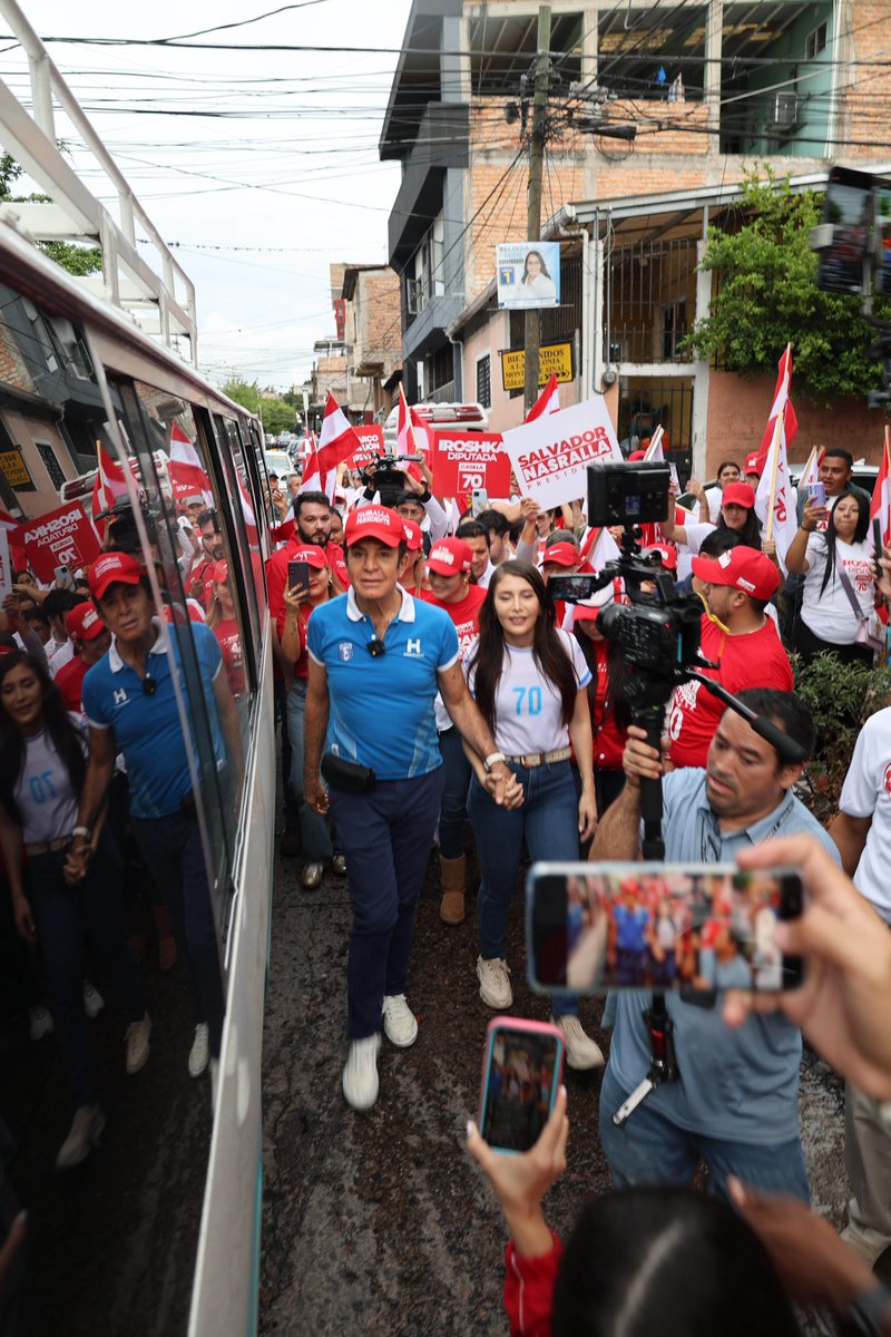 Caminata por la democracia en el Distrito 15 (El Pedregal, La Alemán, La Sinaí, La Vega). 🫡

Sin ninguna duda que unidos venceremos a los narcos que aman dictadores. 

Honduras tendrá un hombre de manos limpias. 🙌🏻