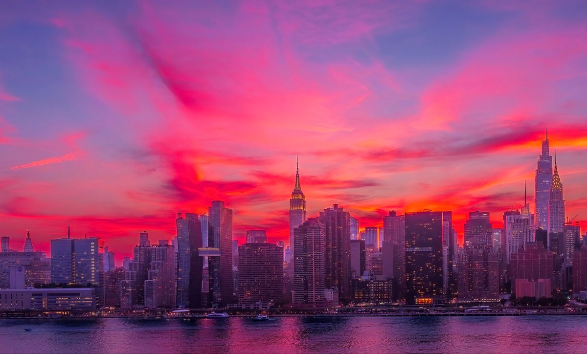 isardasorensen's tweet photo. Fiery pink #sunset skies tonight in #NYC. #NewYork #NewYorkCity https://t.co/L5FDbdOr8S