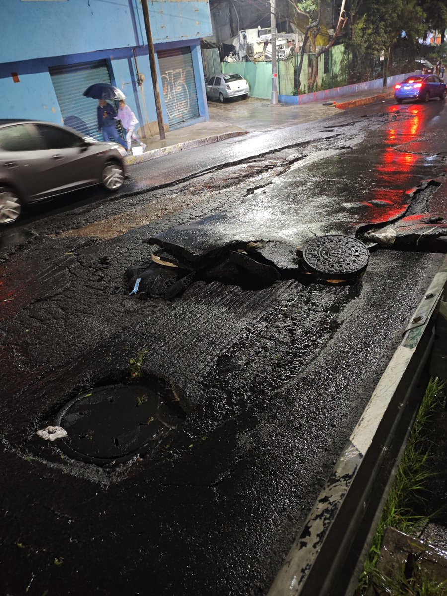 891216ARR's tweet photo. Tras la fuente lluvia se levanta el pavimento en av capula col. el rodeo @AlcaldiaAO @LopezCasarinJ urge presencia de la @SSC_CDMX @UCS_GCDMX y bomberos @Bomberos_CDMX @ClaraBrugadaM @SEGIAGUA https://t.co/hpFTCQPsEW