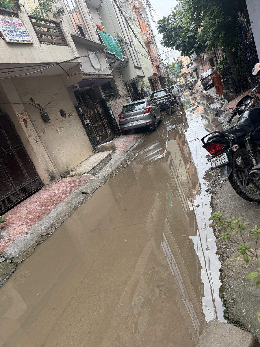 ka77090357's tweet photo. @MunCorpGurugram @MukeshSharmaGG @DC_Gurugram Shanti Nagar me sewer ki samasya sabke sir ka dard aur bimarinka kaaran ban rahi hai. Yahan har dusre din sewer band ho rahe hain. Badboo se jeena mushkil ho raha hai. Inhe saaf kara do aur hume bacha lo!! https://t.co/85aO4uy9Ft