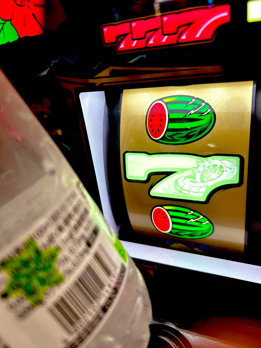 世の中3連休私2連休🐔

まっすーさんを地元にお迎えして
肉喰い夜な夜なレバオン探求会
右のヤーツありがとうございました🌺

わたるん先生にチャピちゃん先生
飲み物ご馳走様でした

二日間まぁまぁみっちりハナ打ちまして
浮いた分はきっちり競馬に打ちましてんw

もう一度言いますが私は2連休death