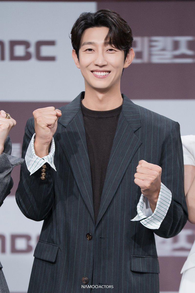NAMOOACTORS2004's tweet photo. [#아낌없이주는나무]

『짝사랑 고백은 내일부터!』 출간 기념
MBC <메리 킬즈 피플> 제작발표회 속
기영 비하인드 공개❤️

#강기영 #메리킬즈피플 #KANGKIYOUNG #MaryKillsPeople #NAMOOCONTENTS https://t.co/sclvlLqL2h
