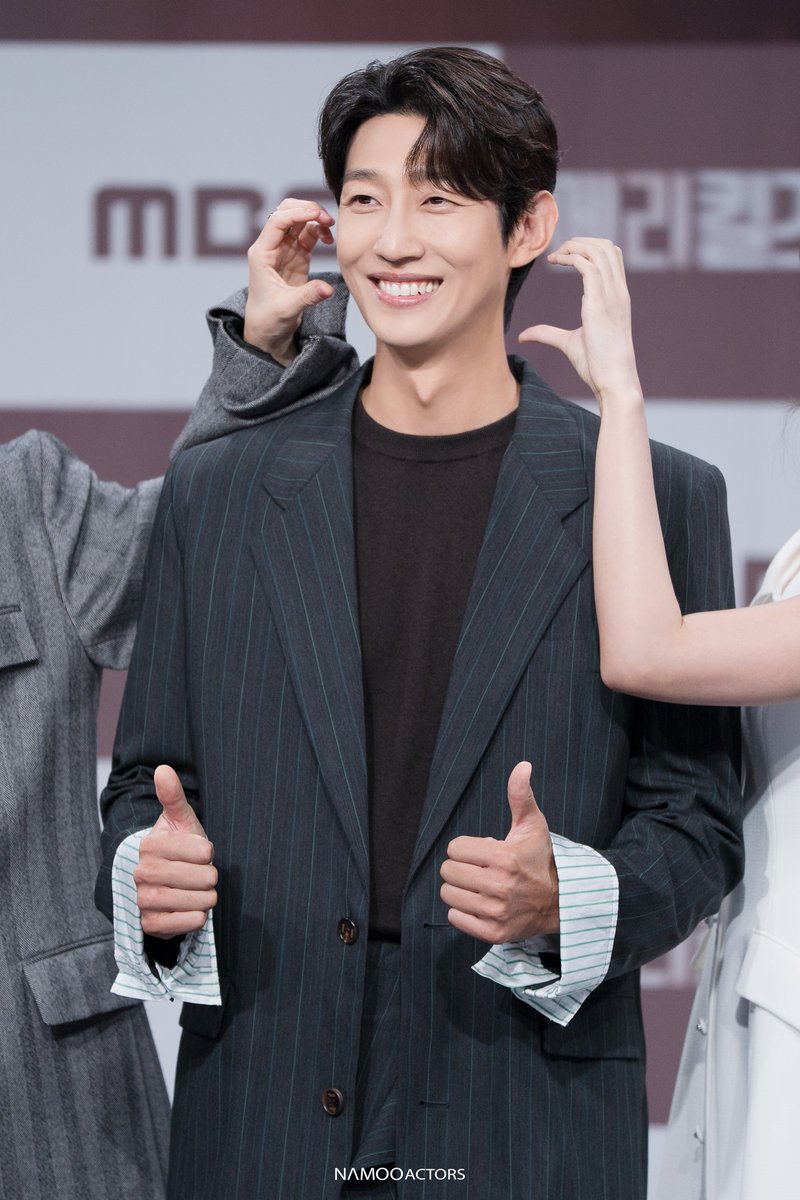NAMOOACTORS2004's tweet photo. [#아낌없이주는나무]

『짝사랑 고백은 내일부터!』 출간 기념
MBC <메리 킬즈 피플> 제작발표회 속
기영 비하인드 공개❤️

#강기영 #메리킬즈피플 #KANGKIYOUNG #MaryKillsPeople #NAMOOCONTENTS https://t.co/sclvlLqL2h