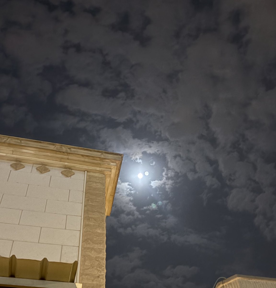 7_qjco's tweet photo. عن أنس بن مالك -رضي الله عنه-، أنَّ رَجُلًا سَأَلَ النبيَّ ﷺ: مَتَى السَّاعَةُ يا رَسولَ اللَّهِ؟ قالَ: ما أعْدَدْتَ لَهَا قالَ: ما أعْدَدْتُ لَهَا مِن كَثِيرِ صَلَاةٍ ولَا صَوْمٍ ولَا صَدَقَةٍ، ولَكِنِّي أُحِبُّ اللَّهَ ورَسولَهُ، 
قالَ: أنْتَ مع مَن أحْبَبْتَ.

[صحيح البخاري] https://t.co/1npI6WeCSM