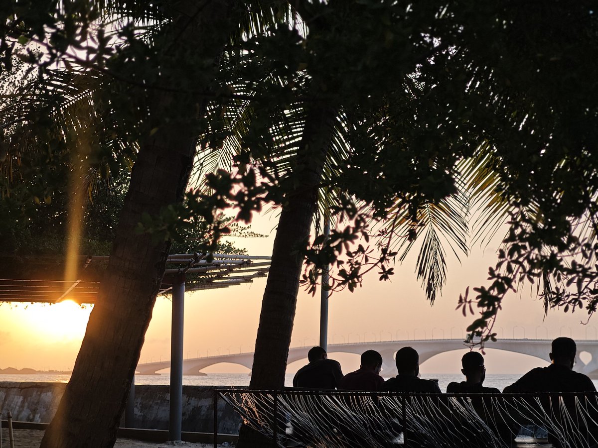 Good morning, Maldives!
I heard that when the bridge was under construction, many people enjoyed watching the progress from the shore as a leisure activity. Do you happen to have any photos from that time?