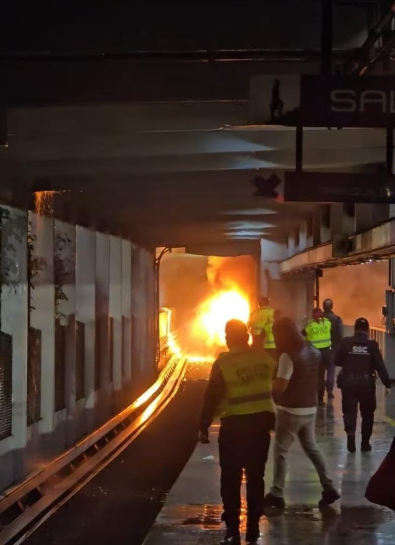 Imagen de la explosión desde el interior de la estación | @periodicaso_