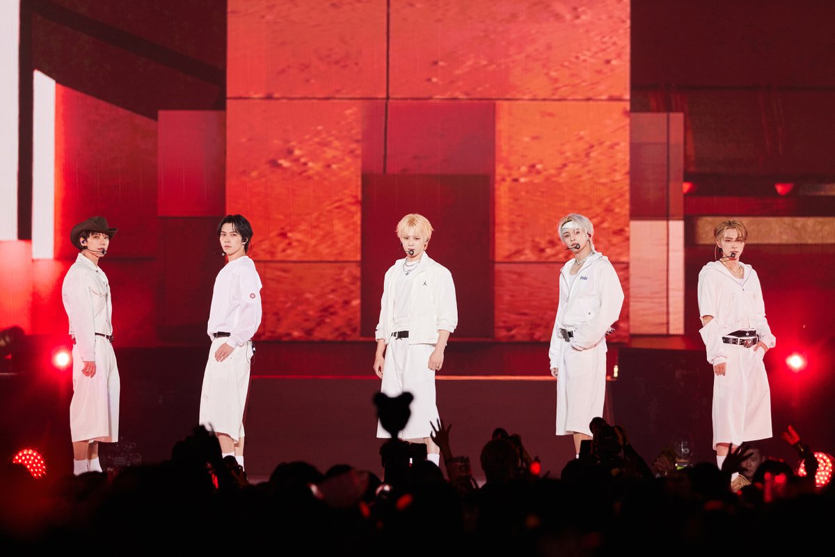 SMTOWNGLOBAL's tweet photo. 'SMTOWN LIVE 2025' 도쿄돔, 전석 매진 성료! SM 30주년 화려하게 빛내다
현지 주요 언론의 뜨거운 취재 열기…'SMTOWN LIVE' 도쿄돔 누적 관객수 110만 명 돌파
히트곡+신곡+스페셜 무대까지! 함성과 응원으로 4시간 꽉 채운 열정적 공연
2026년 후쿠오카 콘서트 전격 발표! 음악 大 축제의 감동 이어간다

https://t.co/G6xZqM6zIT

#SMTOWN #SM_30thAnniversary
#SMTOWN2025 #SMTOWN2025_TOKYO
#SMTOWN_LIVE #SMCU