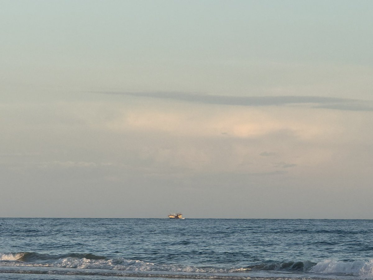Distant thunderstorms over Puerto Libertad, Sonora this evening. The HRRR is liking that this group of storms sends an outflow boundary NW to the Sea of Cortez in about 8 hours…let’s see if we can see another show! ⚡️