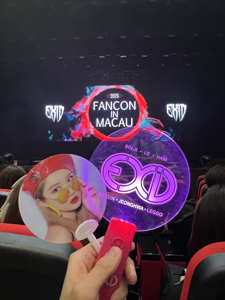 ahj_squid's tweet photo. 昨晚久違地看了EXID❤️ 今天全身痛又睏，實在很不想起來去上班… 沒想到我也會有這一天，搞不好我快要追不動了😂 這次Fancon內容來說算不錯，希望下次可以有真的Con，想聽多點非主打歌啊啊！！還有最後Encore穿的Tshirt都做了出來怎麼又不順便賣，賣了還能多賺一波🙈 下次不知什麼時候再聚，有緣再見～ https://t.co/IhL2Gb0XRC