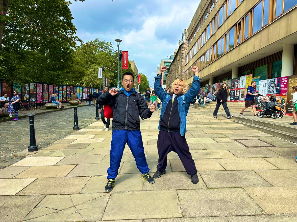 GABEZ_GABEZ's tweet image. チーム　#GABEZ 
全公演、無事に終わりました！！
今年も有難うございました★

#Edinburgh  #fringe 
#LIVEMANGA 

乾杯！！　スコール！！

#mime
#パントマイムコメディ
#ガベジ