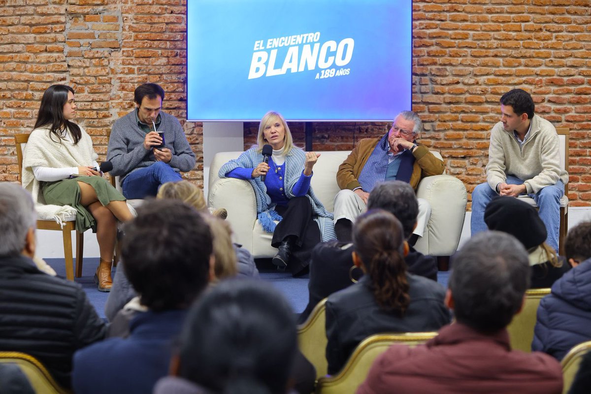 PNACIONAL's tweet photo. 2° edición de Conversatorios Blancos CNJ: "189 años ¿Qué somos y hacia dónde vamos?" con Ignacio de Posadas @beatrizargimon  y Facundo Ponce de León. Gracias a todos por participar y reflexionar sobre el futuro del Partido Nacional. https://t.co/OV7zYYnf7m