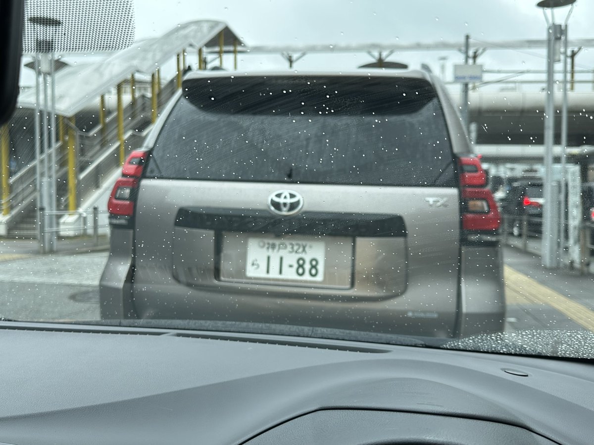 E36_320is's tweet photo. 本日のアホ車
縦列駐車分からんのか？
何回クラクション鳴らしても無反応
乗ってたのはアホ親父と子供か
ジジババのお迎えだったようだが
こいつは上津台住民，民度低いんやな
#神戸市　#上津台 https://t.co/e90V4maJeW
