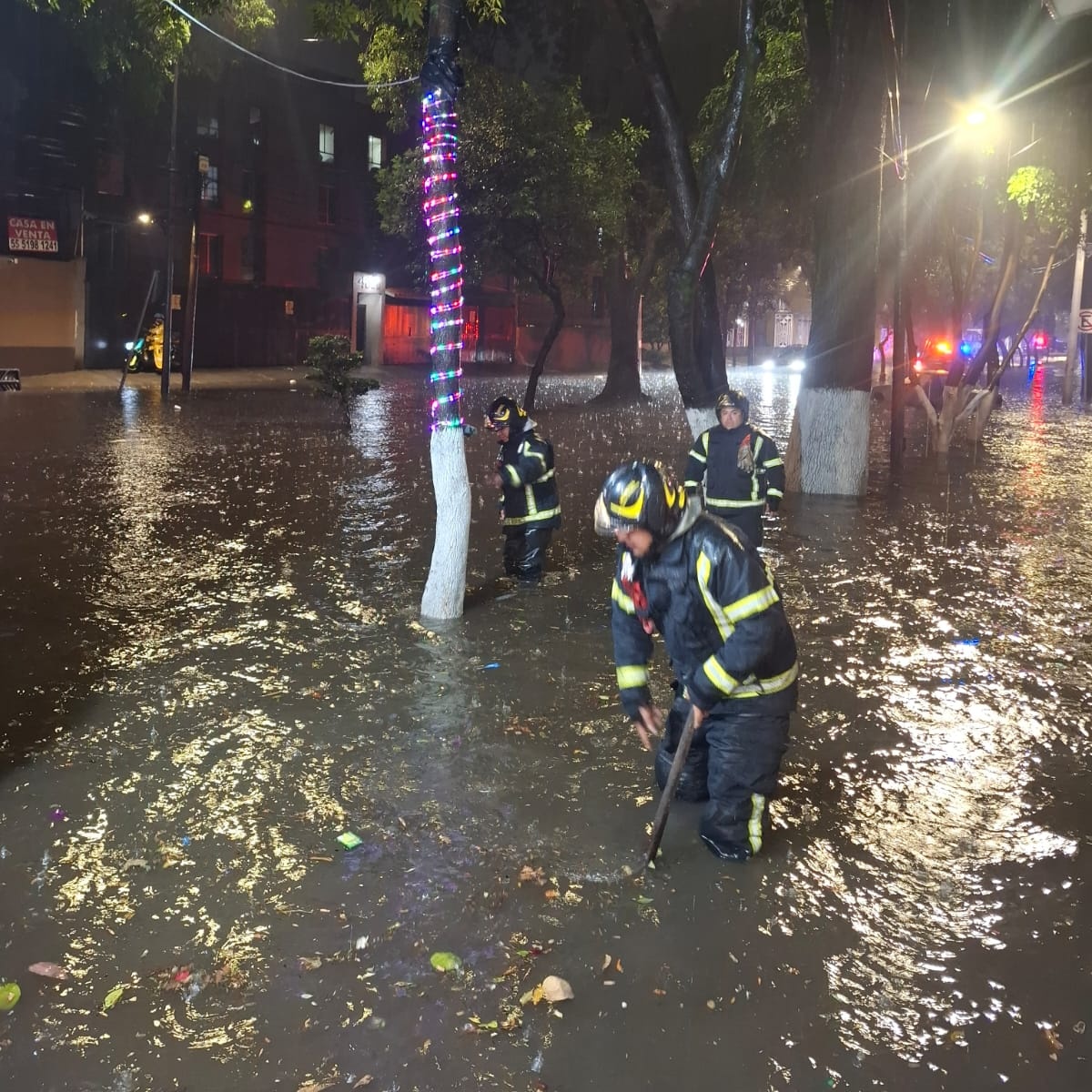 Bomberos_CDMX's tweet photo. Laboramos en el desalojo de agua pluvial en aproximadamente 800 m, en Calzada de Tlalpan, colonia Tlalpan Centro, en @TlalpanAl
@JefeVulcanoCova 
#Tlaloque2025 https://t.co/rtxrP9PPF2