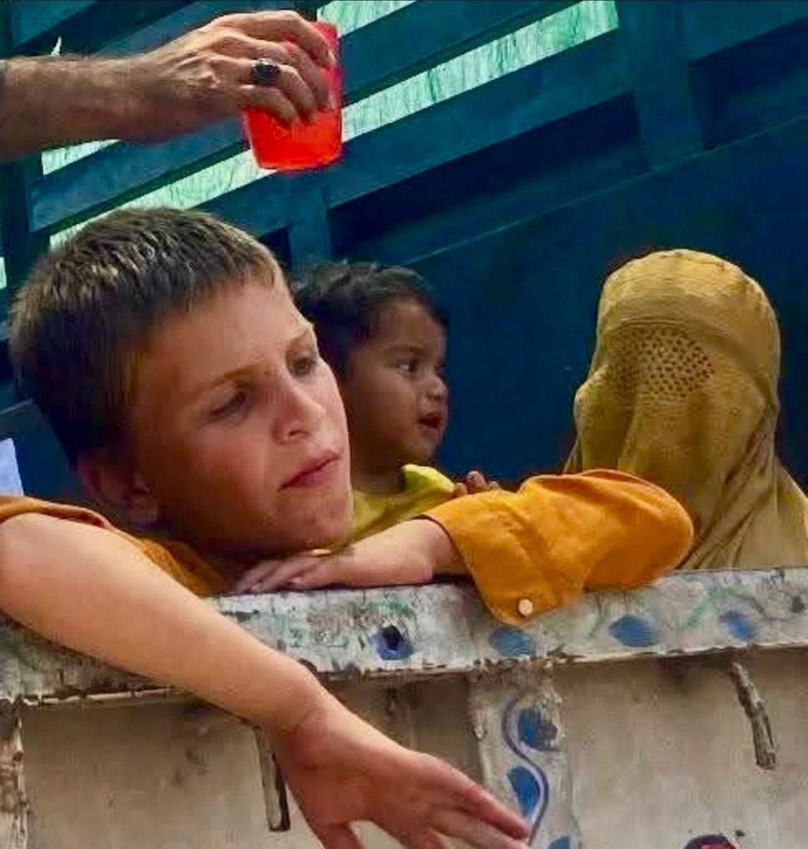 Noorullah_PTM's tweet photo. پښتنو ده خدائ په خاطر ده کشمير ـ فل سط ين ـ آئين ـ جمهوريت اؤ پارلمينټ خبري پريږدئ.
ده داغه خپلو زنانو اؤ ماشومانو غم وخورئ.
پښتون قام ده ډير بدحالئ اؤ بيعزتئ سره مخامخ دئ.
ده قام يوالئ ده دشمن ماته. https://t.co/g4d4R79l3u