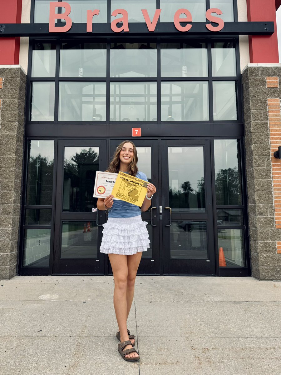 rowan_davis28's tweet photo. As summer is wrapping up - thinking back on what an incredible freshman Varsity Softball season on I had. I was honored with First Team All Conference, All District Team for 2nd Base and voted Beat Offensive Player of the Year. Looking forward to another great school year. https://t.co/i3B8LbDAds