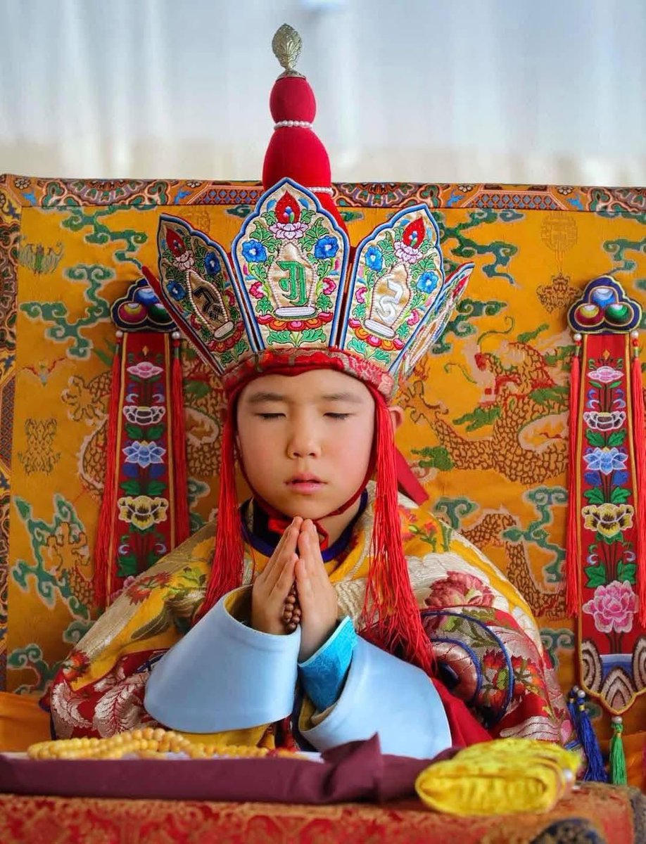 Аравдугаар Богдын ээж Н.Мөнхнасан: Ээждээ л бурхан үр минь 

Ээжийнхээ энгэрт эрхлэх энхрий бяцхан үр минь сөрж болохгүй хувь заяаны эрхээр яасан ч бэрх үүрэг хариуцлага үүрнэ вэ дээ. Нялххан хүүг минь ой гарантай байхад нь 10-р Богдоор Бурхан шашны өндөр дээд ёс жаягийн дагуу