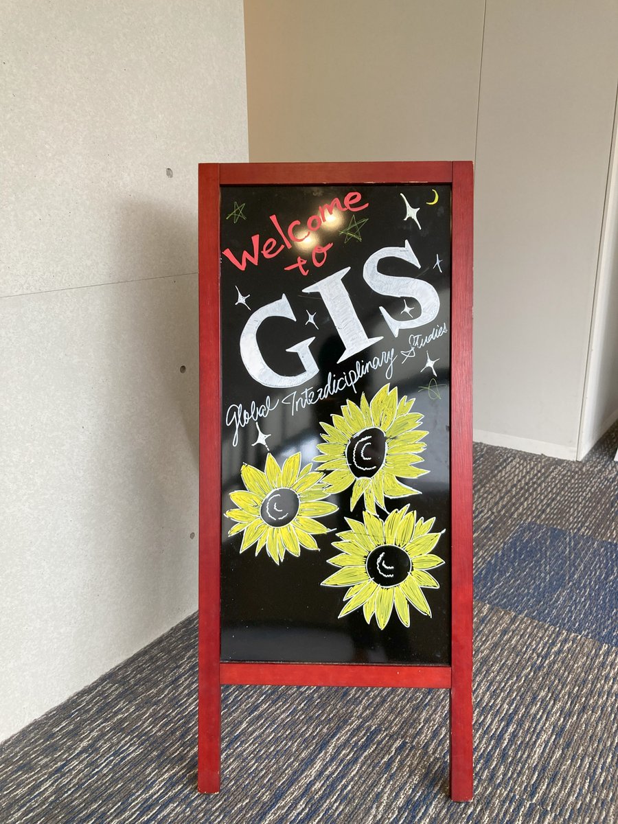 【オープンキャンパス1日目】
あいにくのお天気ですが、市ヶ谷オープンキャンパス2025が始まりました！！
今年は来場予約制となっており、学部説明・模擬授業を実施しております。
また、学生スタッフがトークショーや展示、個別相談ブースにてお待ちしております🙌