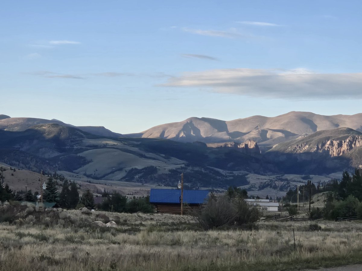 After a nice supper of tossed salad and scrambled eggs, a beautiful sunset on the mountains. Life is good.