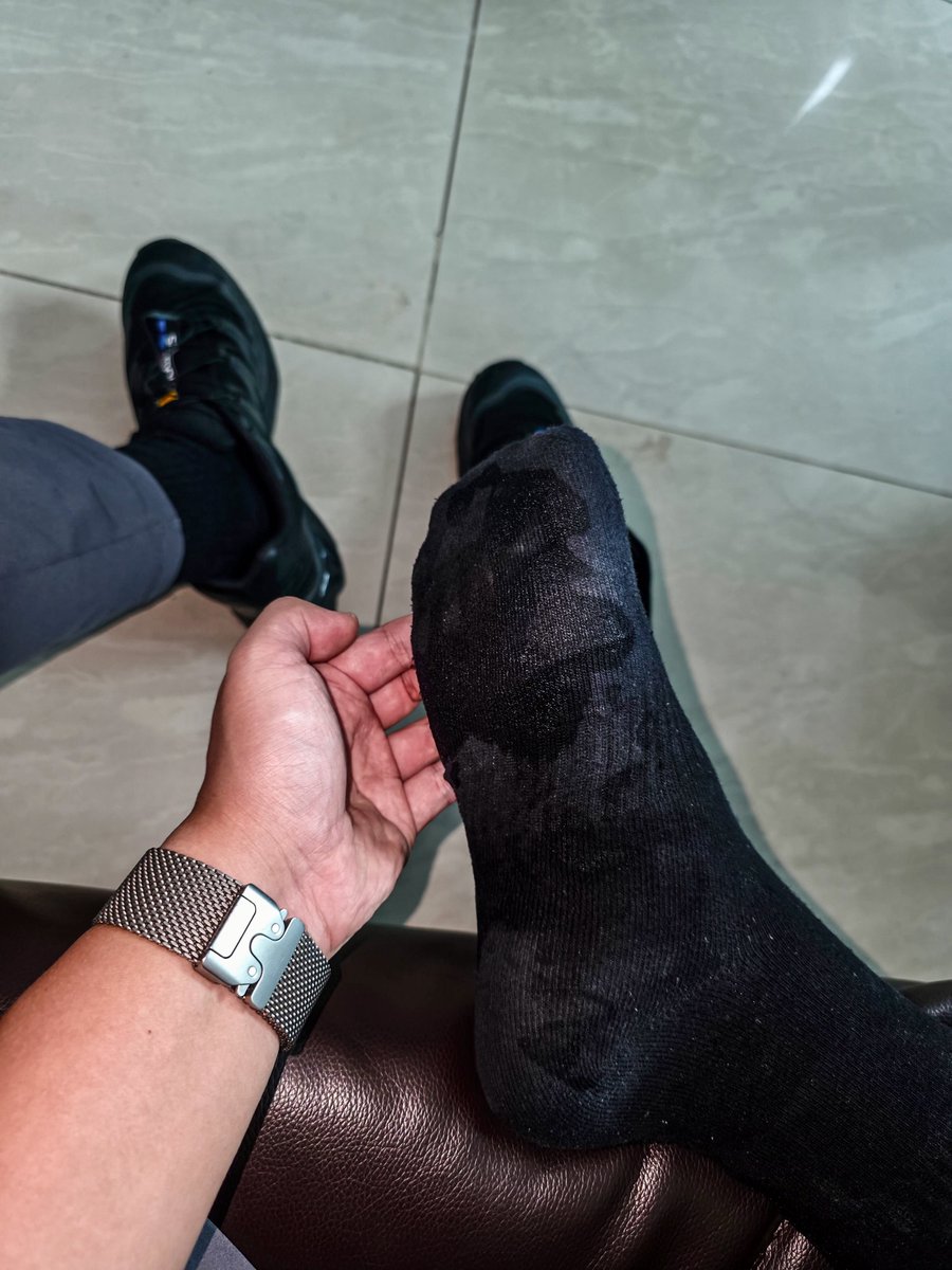 午休的时候真的想🐍了   不知道喷哪  弄袜子上了，害得一天时间鞋里都湿湿的😂