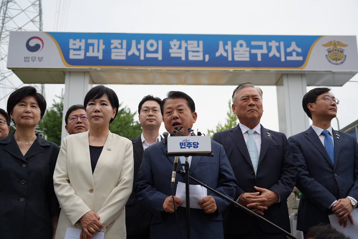 정말 열 명이 붙어도 끌어낼 수 없는지
직접 확인하러 왔습니다.

작년에 특전사 항의 방문했을 때 생각이 나는군요.